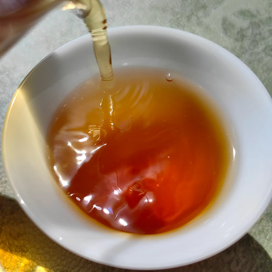 Pouring Bai Rui Xiang rock oolong tea into the teacup
